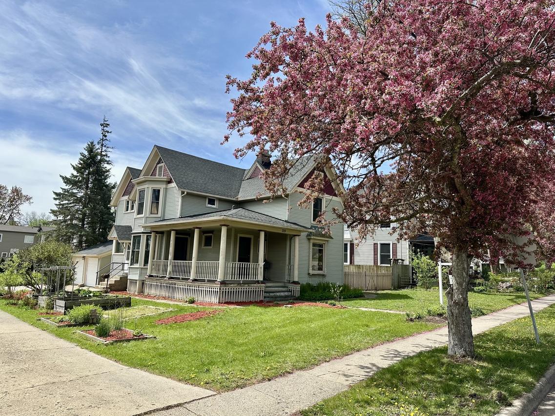 319 W South St., Woodstock, IL 60098