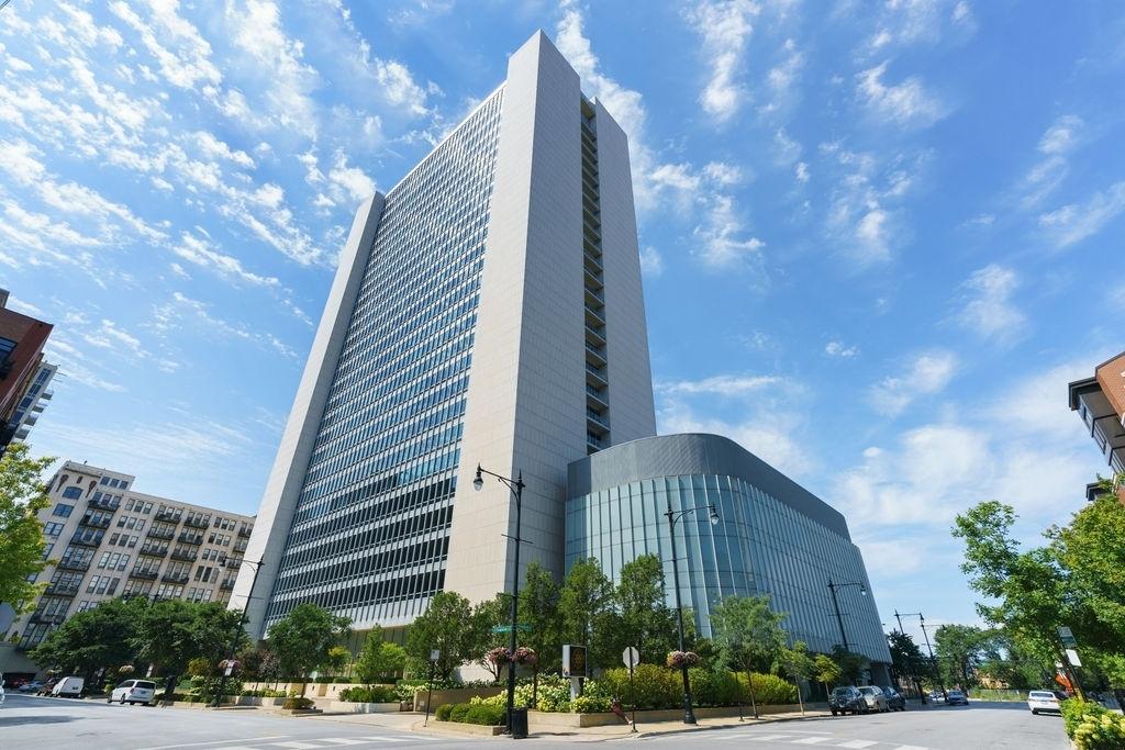 500 W Superior St. #802, Chicago, IL 60654