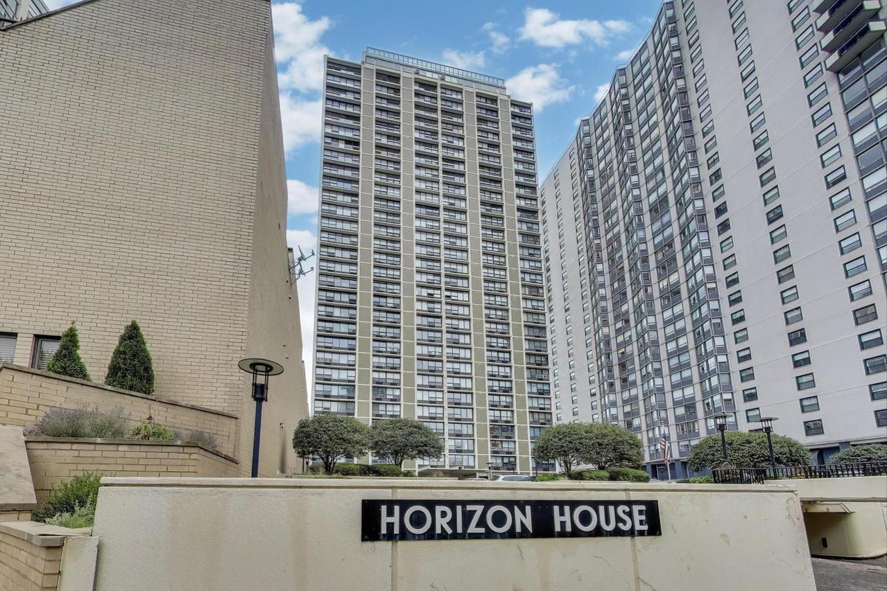 5733 N Sheridan Rd. #23B, Chicago, IL 60660