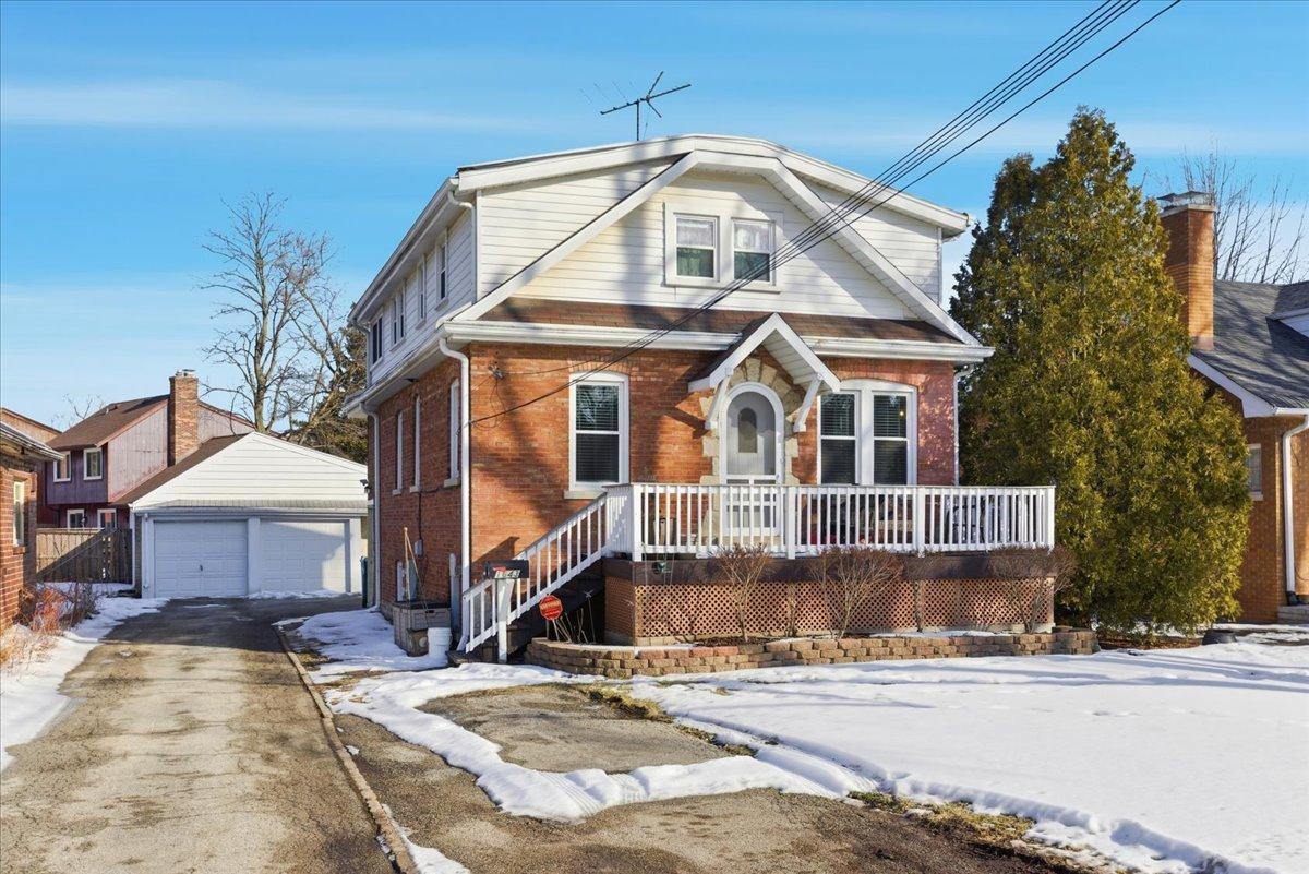 1643 Harding Rd., Northfield, IL 60093