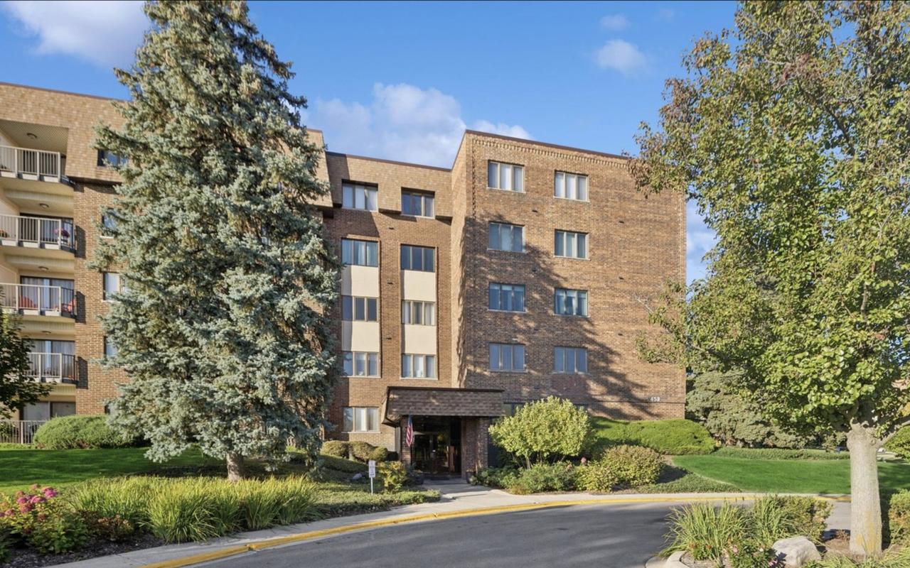 453 Raintree Dr. #5C, Glen Ellyn, IL 60137