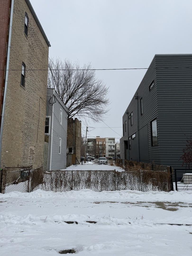 2050 W Superior St., Chicago, IL 60612