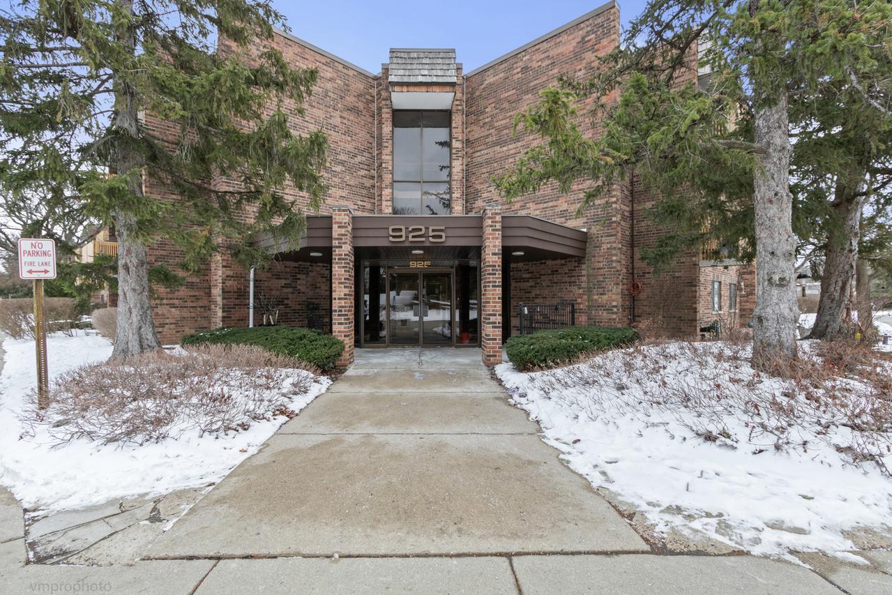 925 Spring Hill Dr. #101, Northbrook, IL 60062
