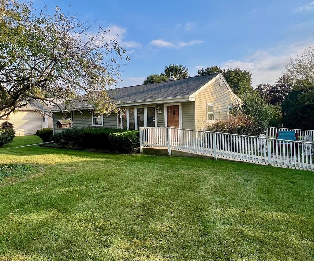 1351 Cottonwood Ln., Crystal Lake, IL 60014