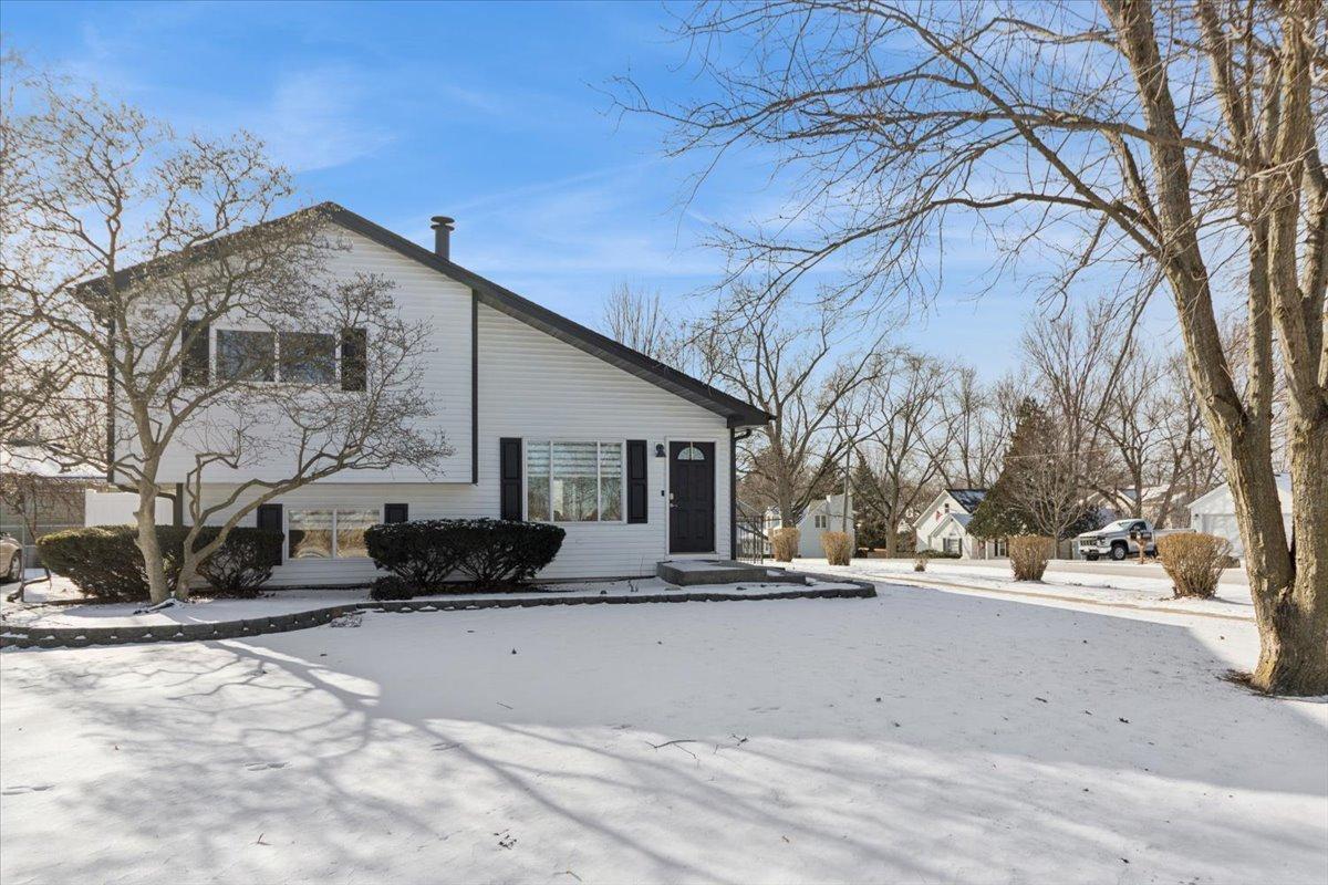 27W585 Galusha Ave., Warrenville, IL 60555