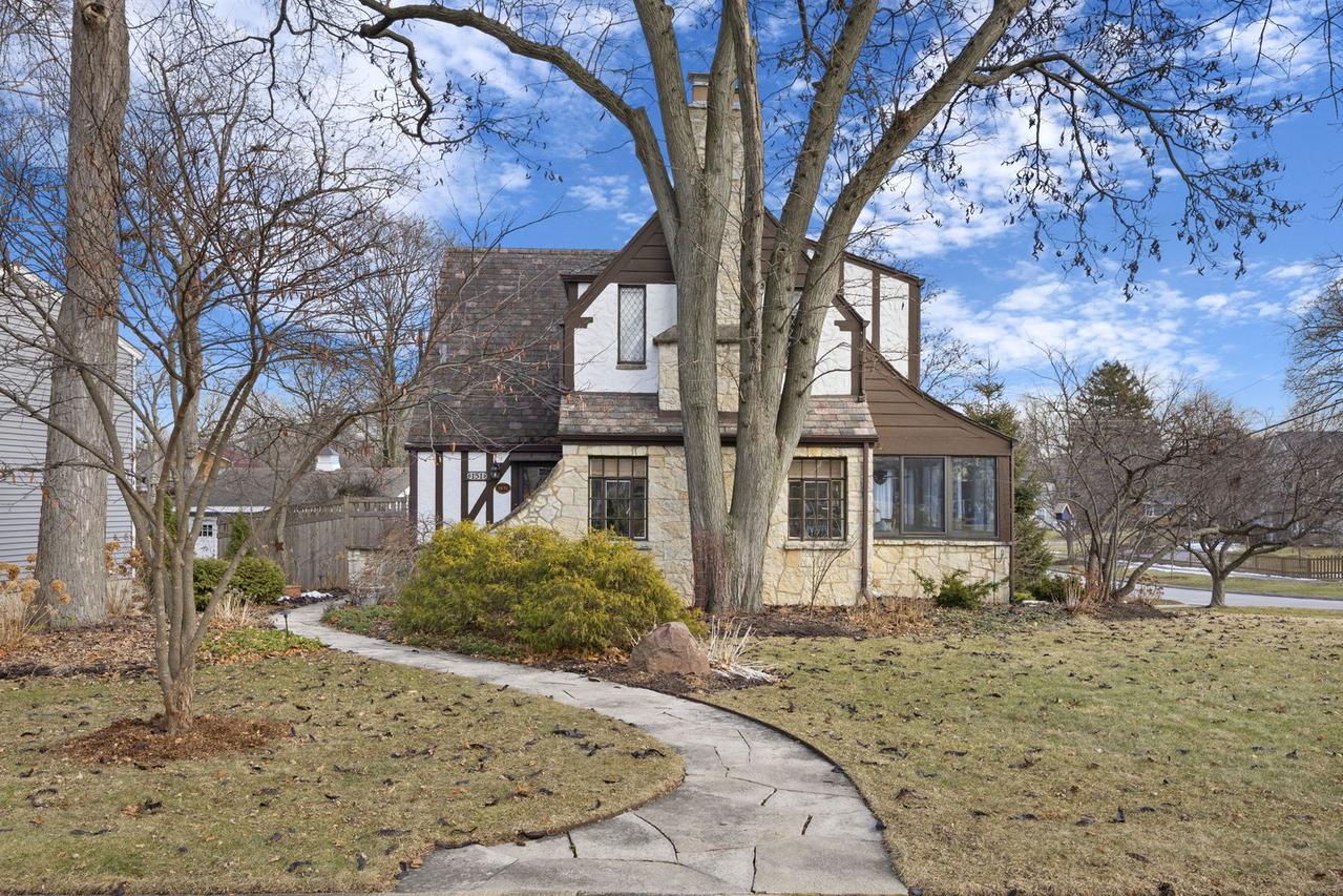 151 Travers Ave., Wheaton, IL 60187