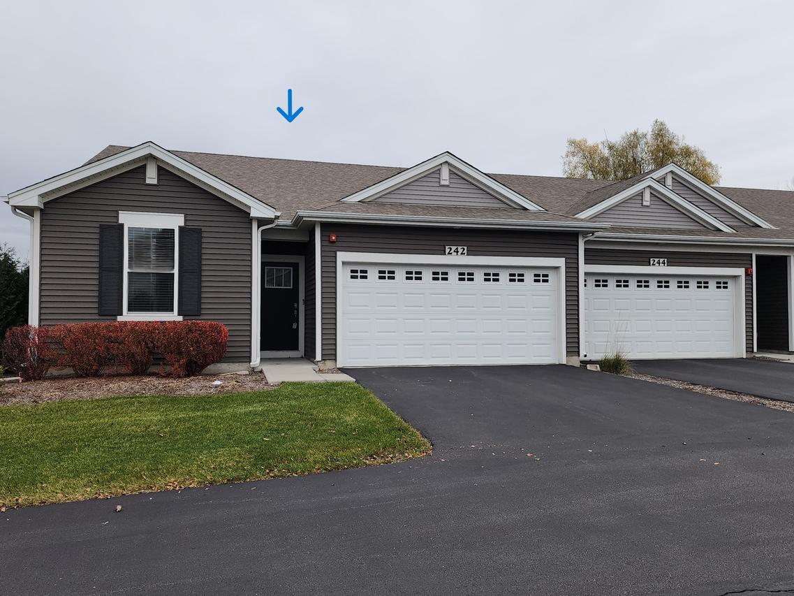 242 Sussex Ln., North Aurora, IL 60542