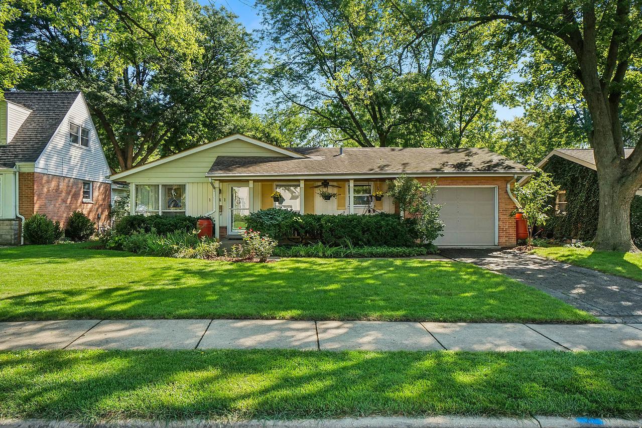 1041 Cedar Ln., Northbrook, IL 60062