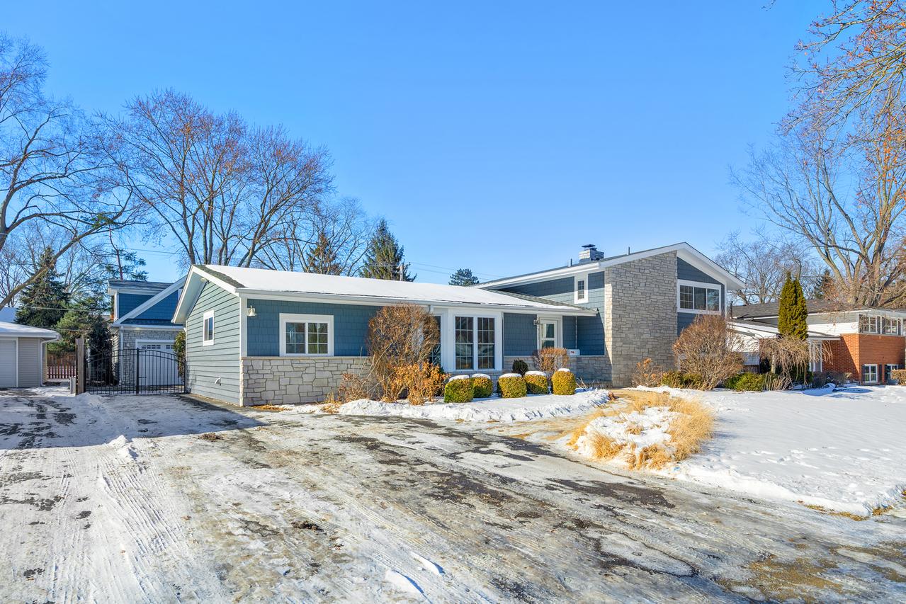 711 S 4th Ave., Libertyville, IL 60048