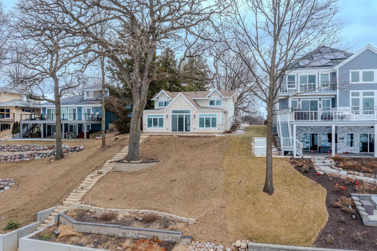 1590 Lake Holiday Dr., Lake Holiday, IL 60548