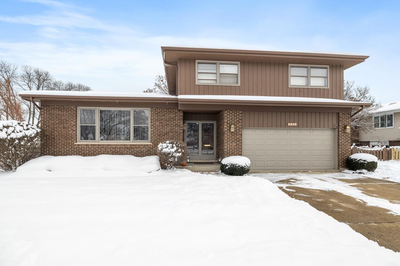 2439 N Windsor Dr., Arlington Heights, IL 60004
