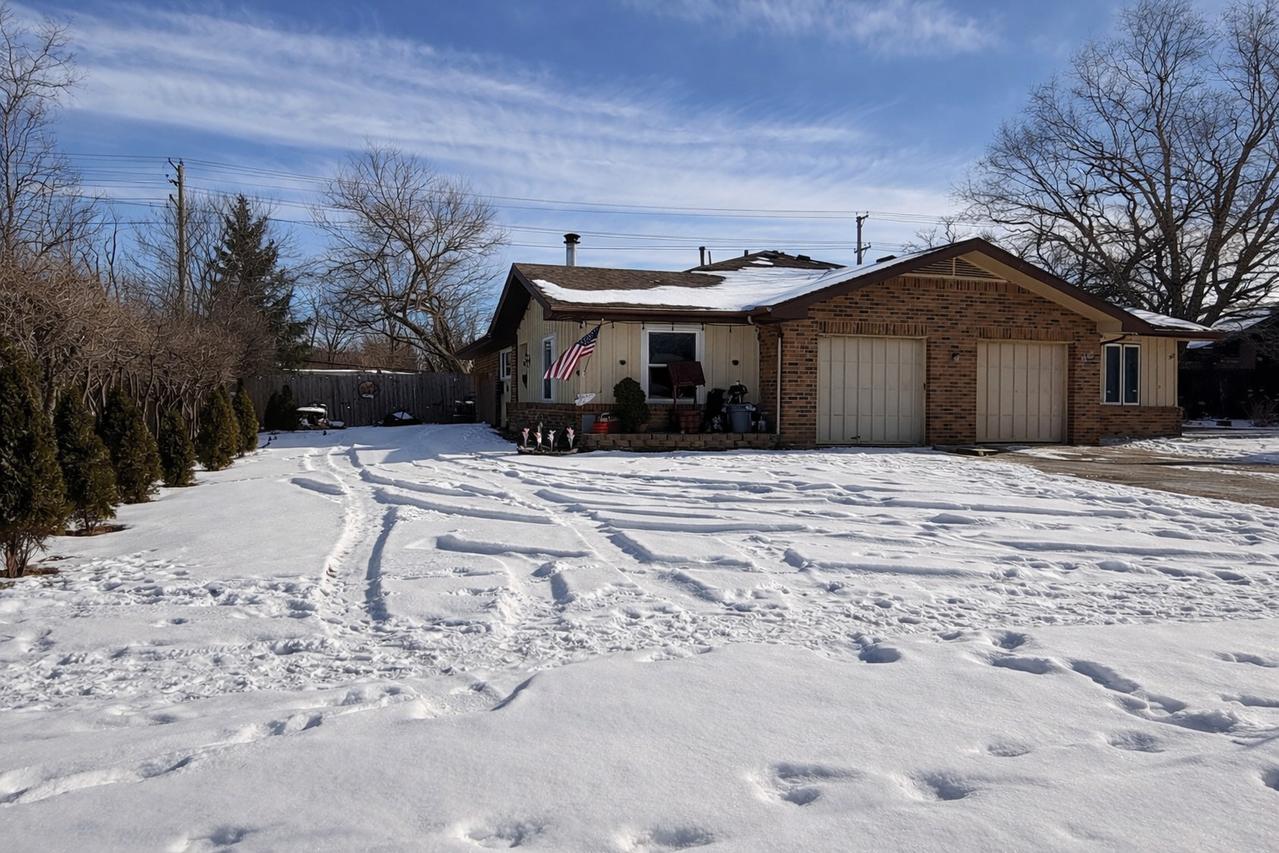 1341 Beverly Ln., Streamwood, IL 60107