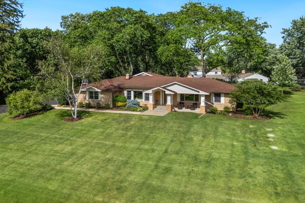 1043 Blackburn Dr., Inverness, IL 60067