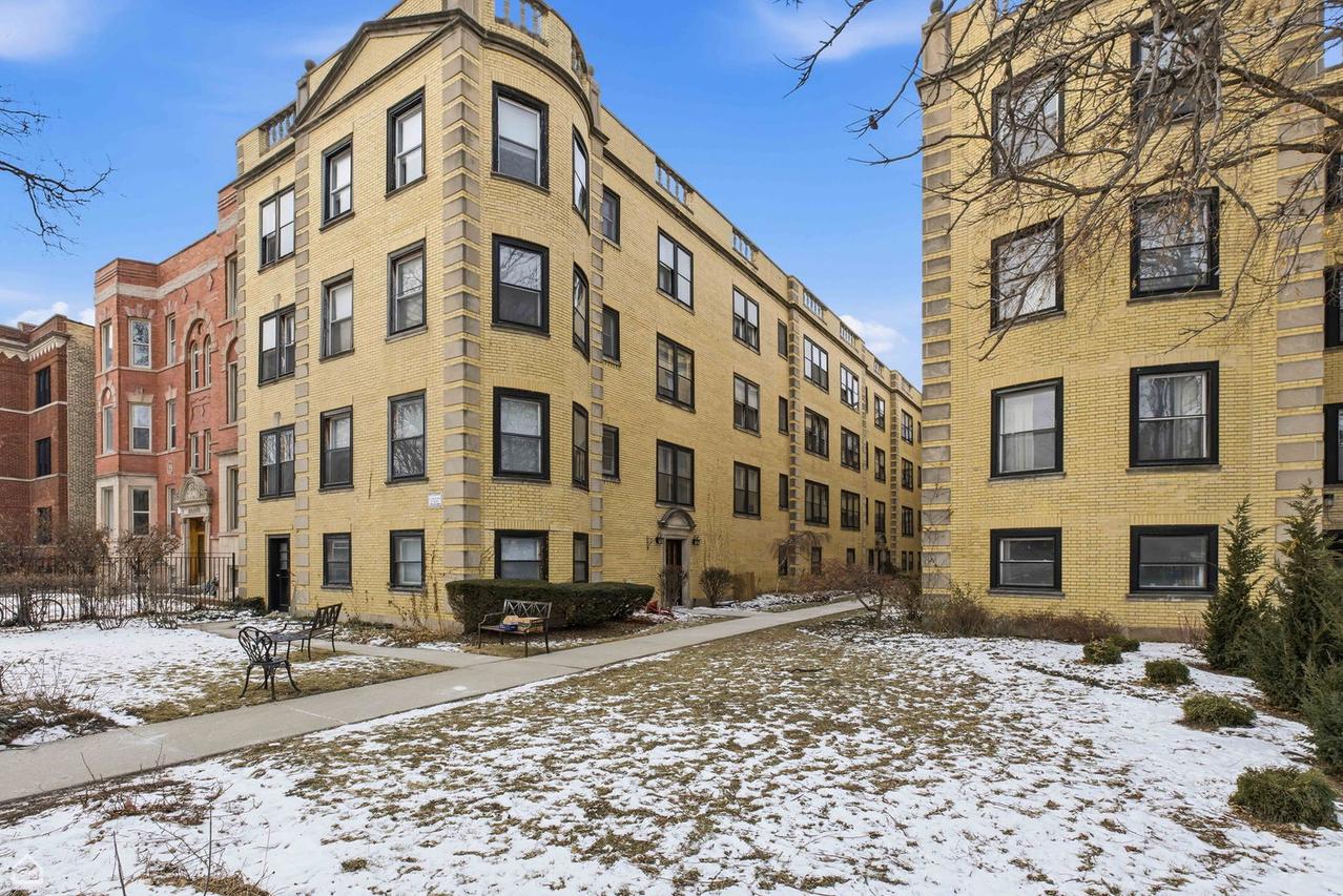 2534 N Kedzie Ave. #302, Chicago, IL 60647