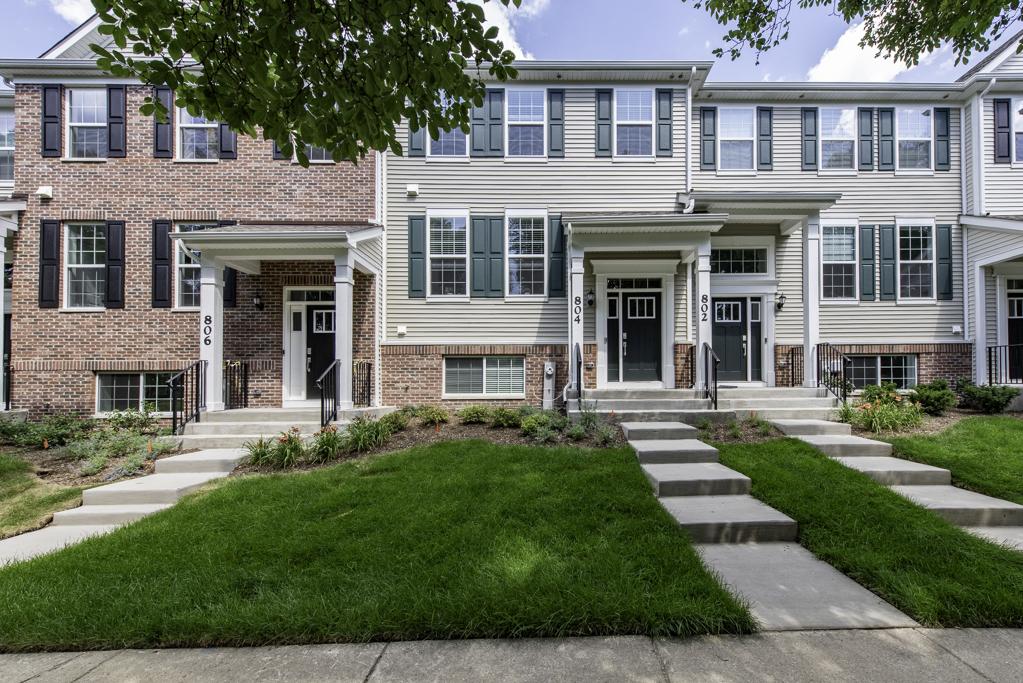 804 Neubauer Cir., Lindenhurst, IL 60046