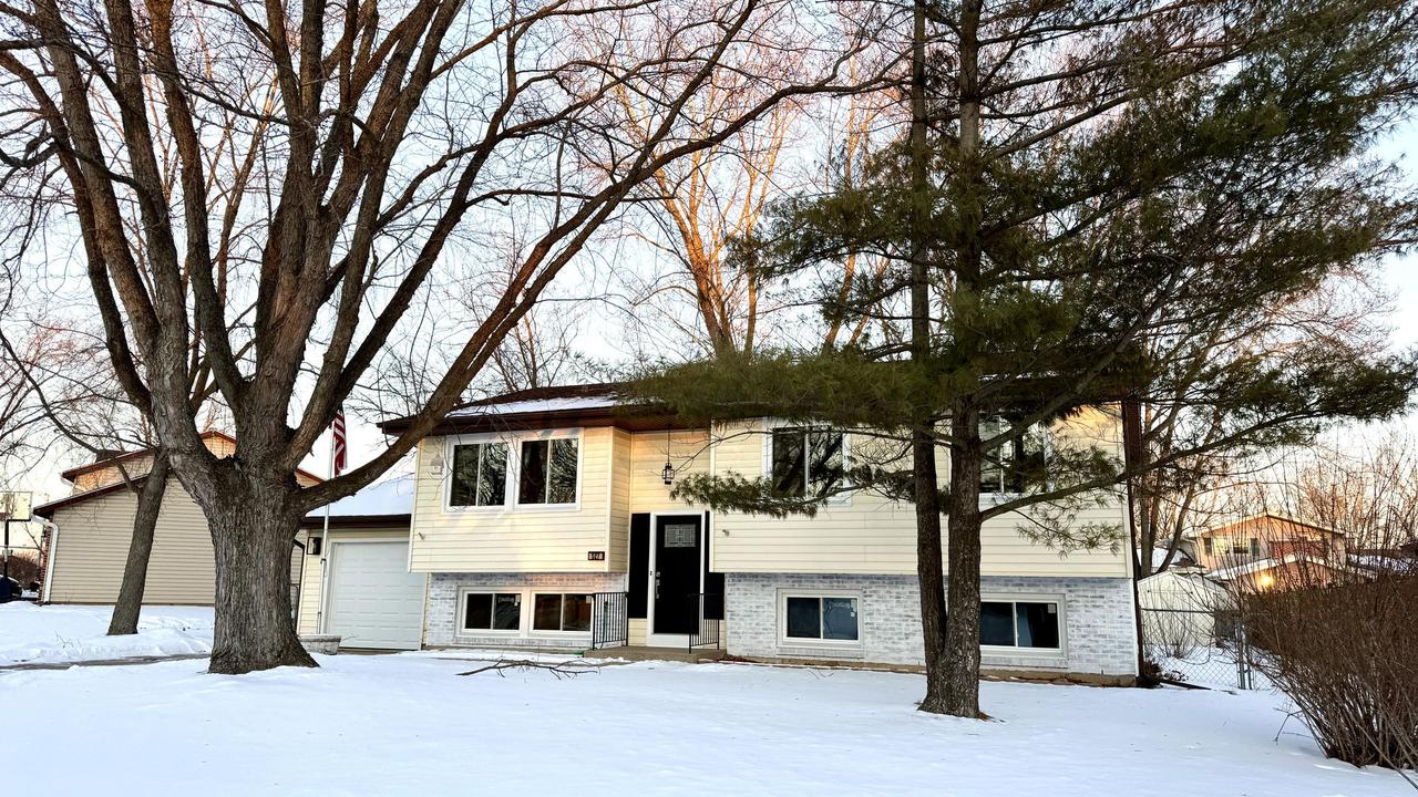 527 Northgate Rd., Lindenhurst, IL 60046