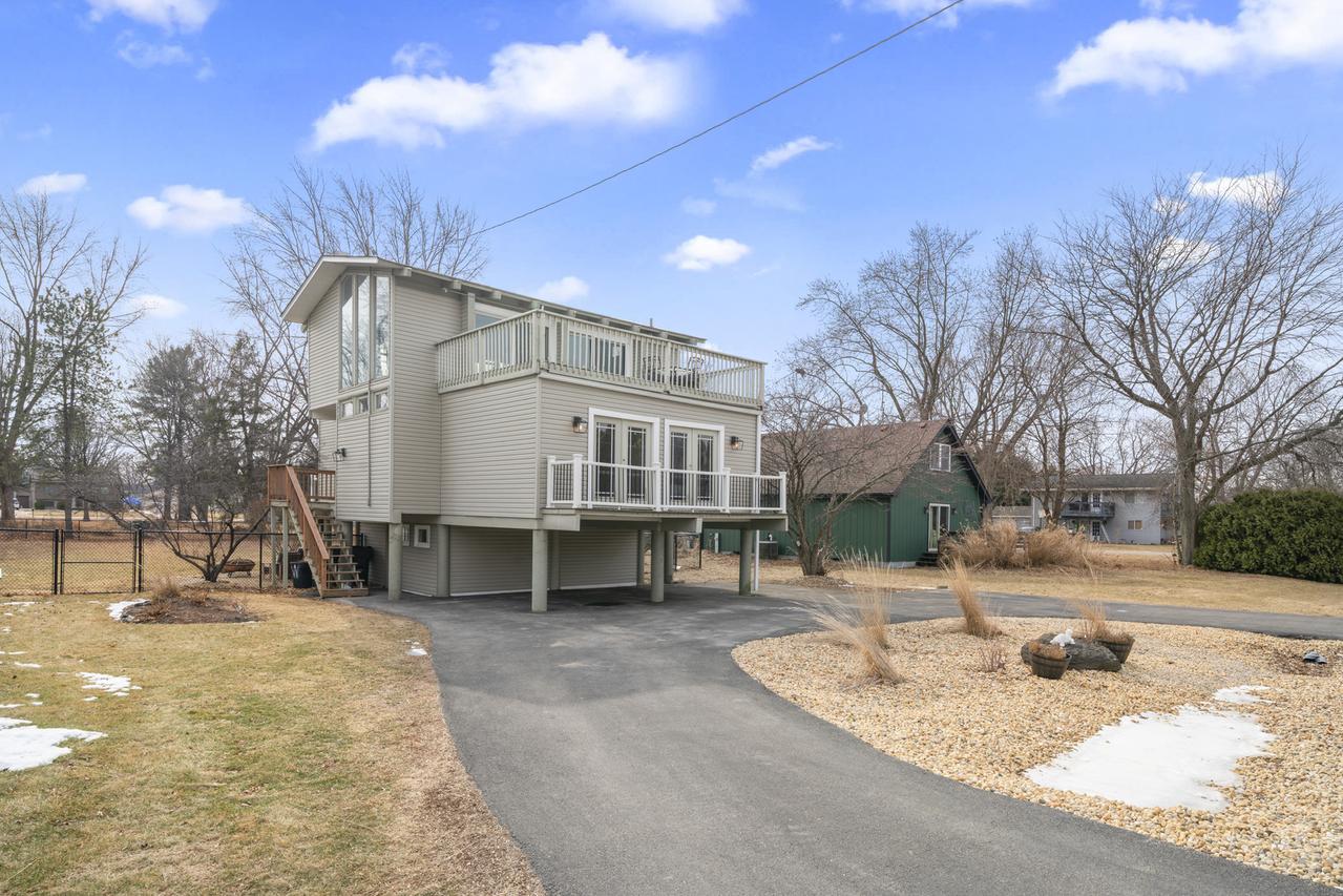 1740 Holiday Dr., Lake Holiday, IL 60548