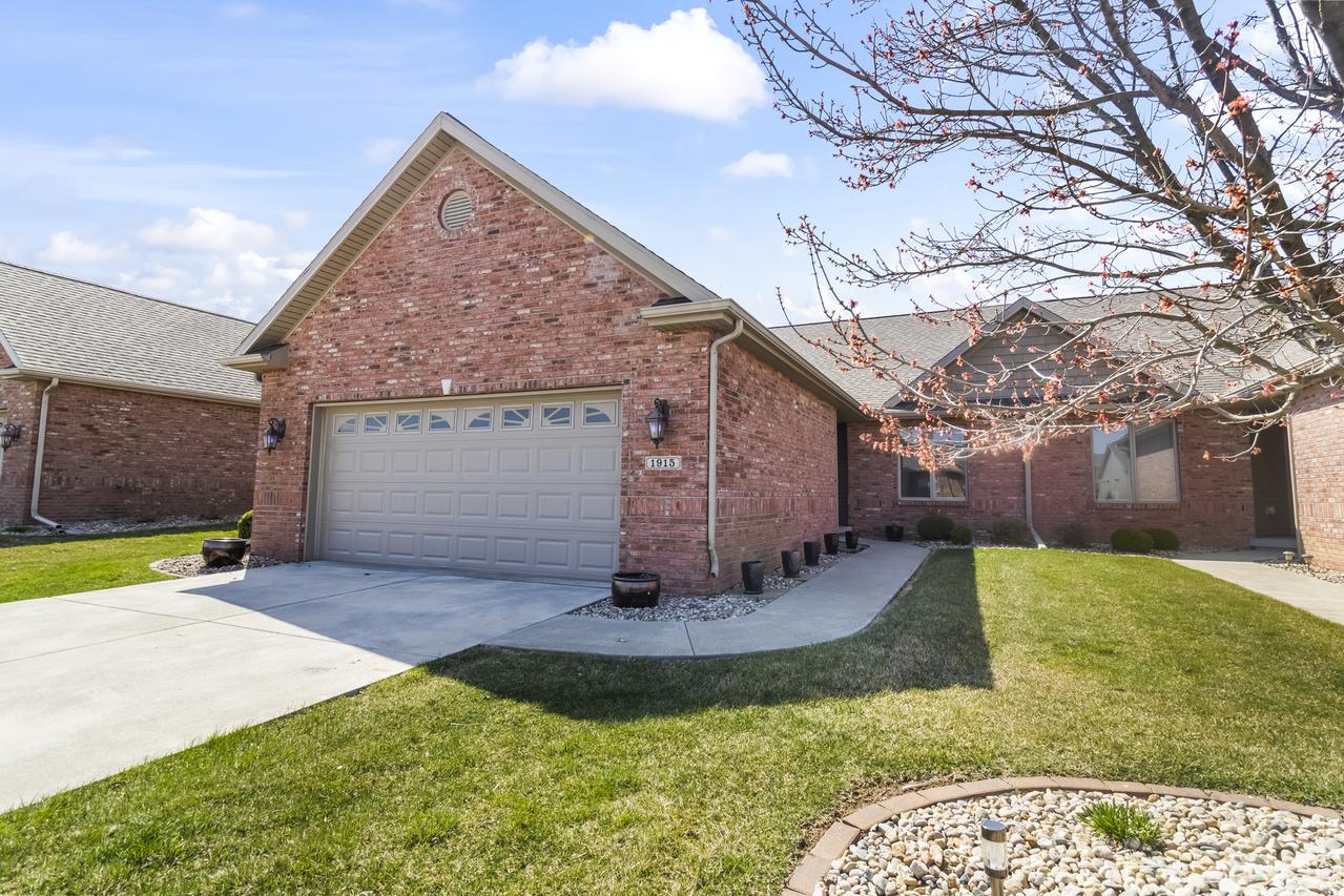 1915 Dunraven Rd., Bloomington, IL 61704