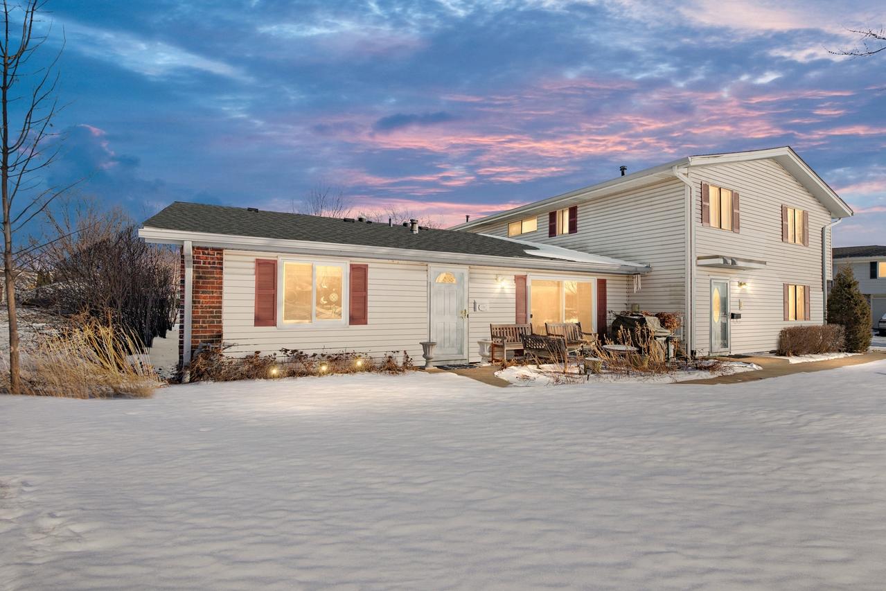 106 N Salem Dr., Schaumburg, IL 60194