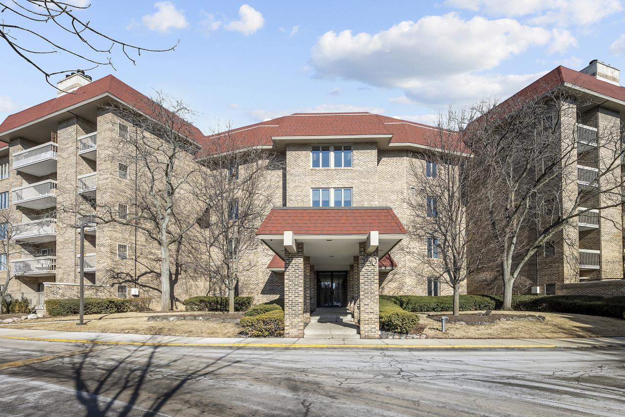 1250 Rudolph Rd. #4F, Northbrook, IL 60062