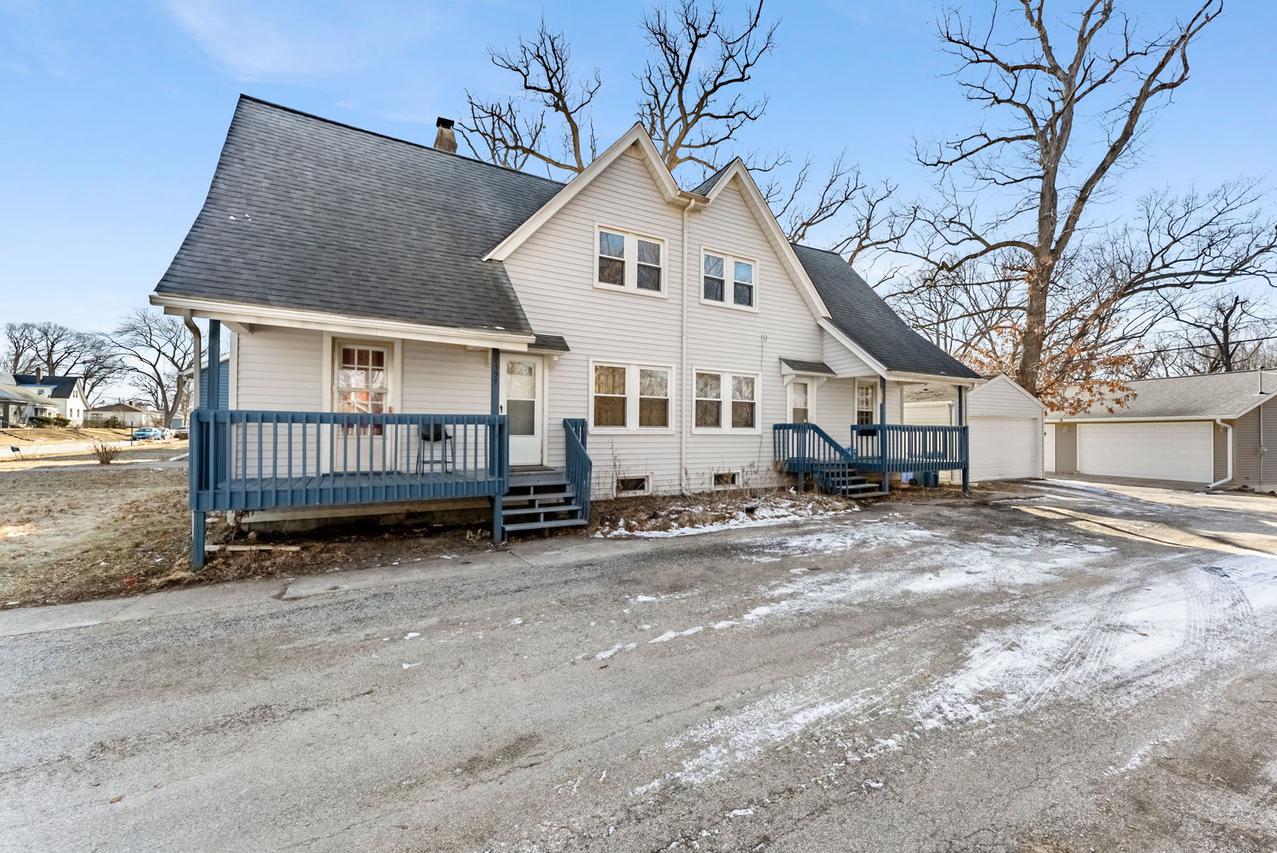 2335-2337 6th Street Ct., East Moline, IL 61244