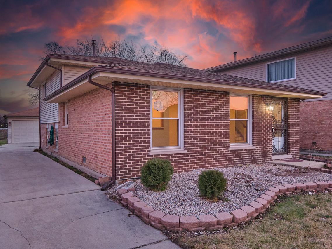 18207 Ravisloe Ter., Country Club Hills, IL 60478