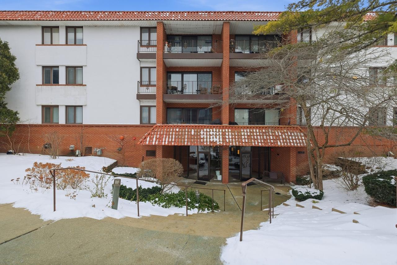 2046 Saint Johns Ave. #3E, Highland Park, IL 60035