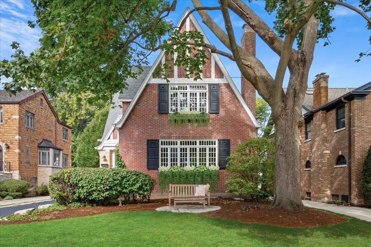 737 Maclean Ave., Kenilworth, IL 60043