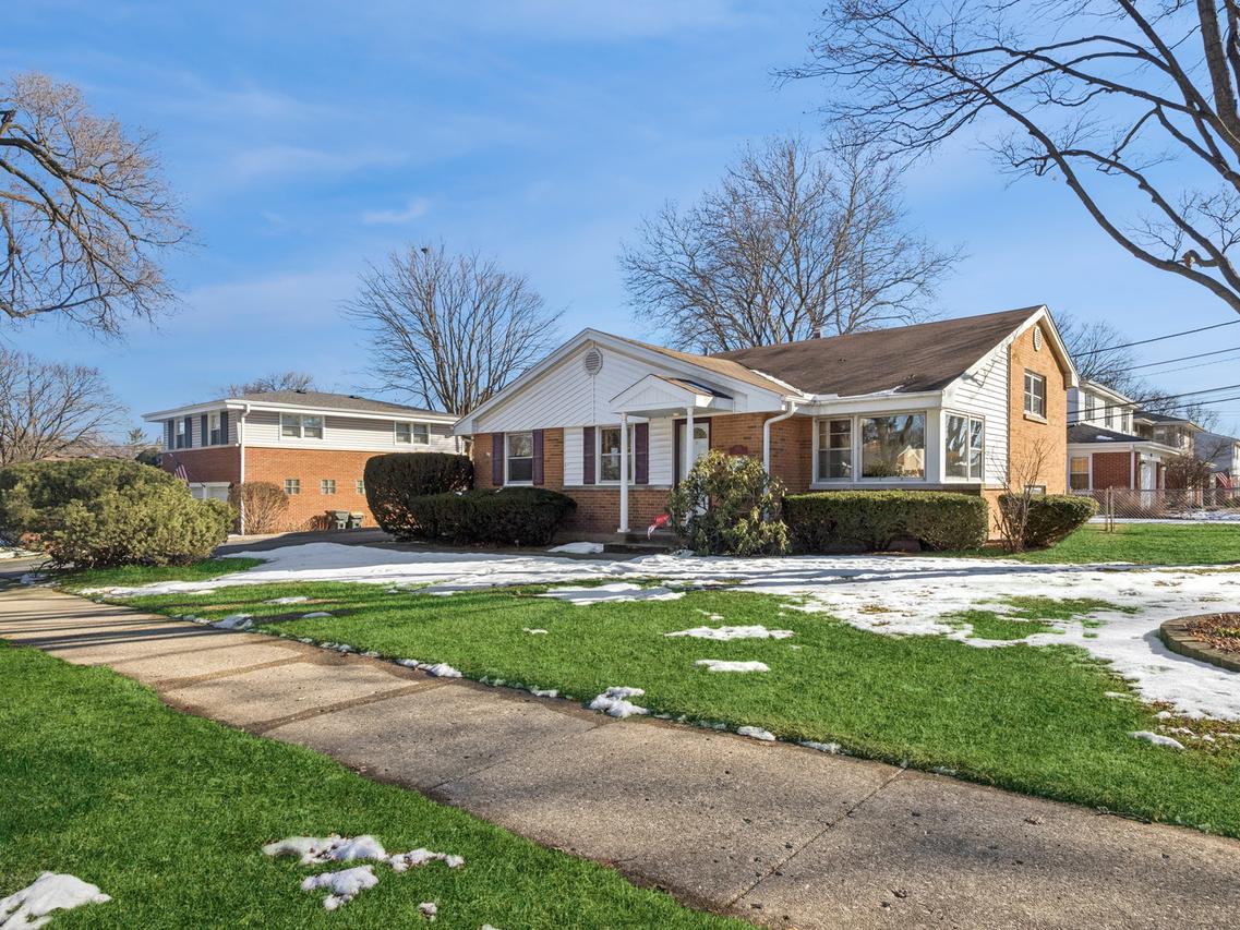 1215 W Sigwalt St., Arlington Heights, IL 60005