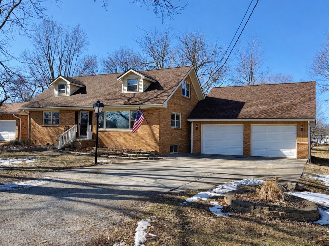 210 S East St., Moweaqua, IL 62550