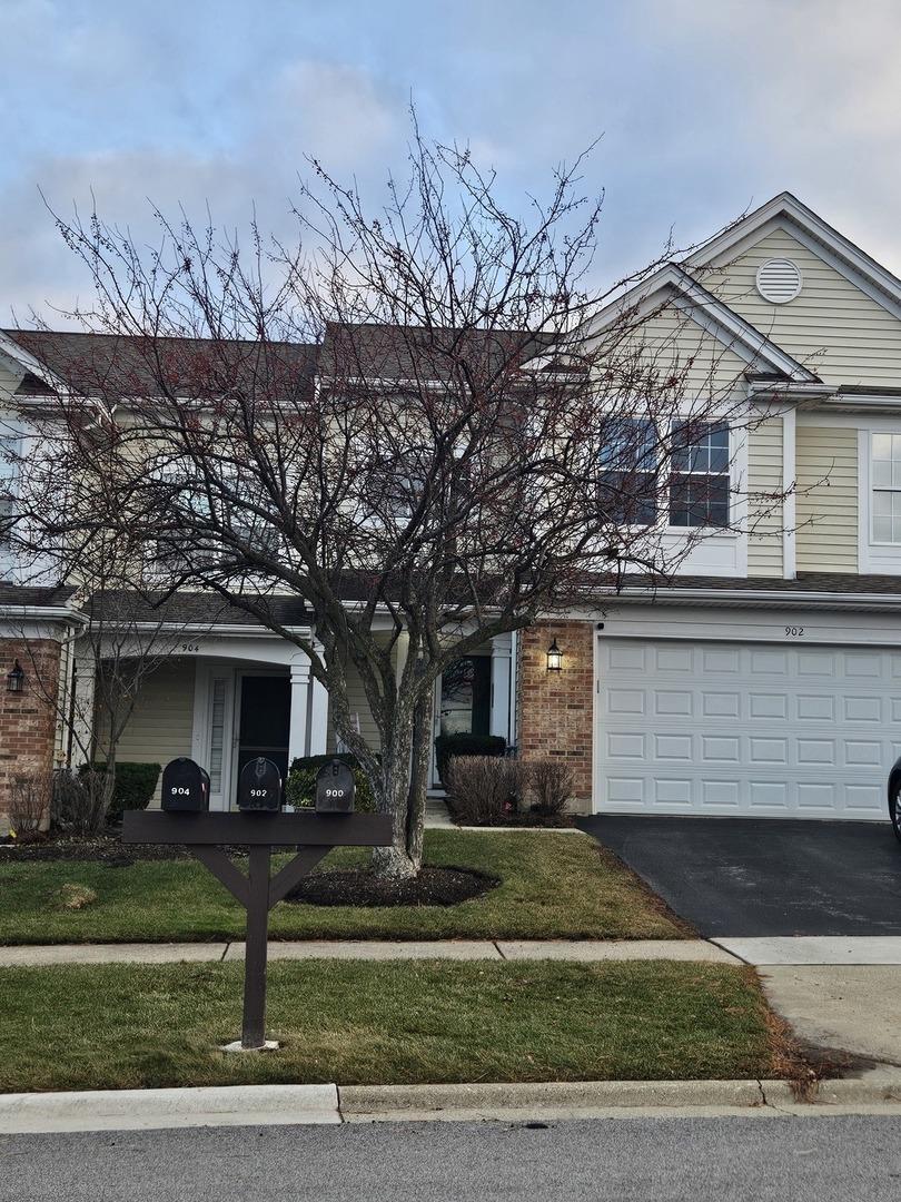 902 Huntington Dr., Elk Grove Village, IL 60007