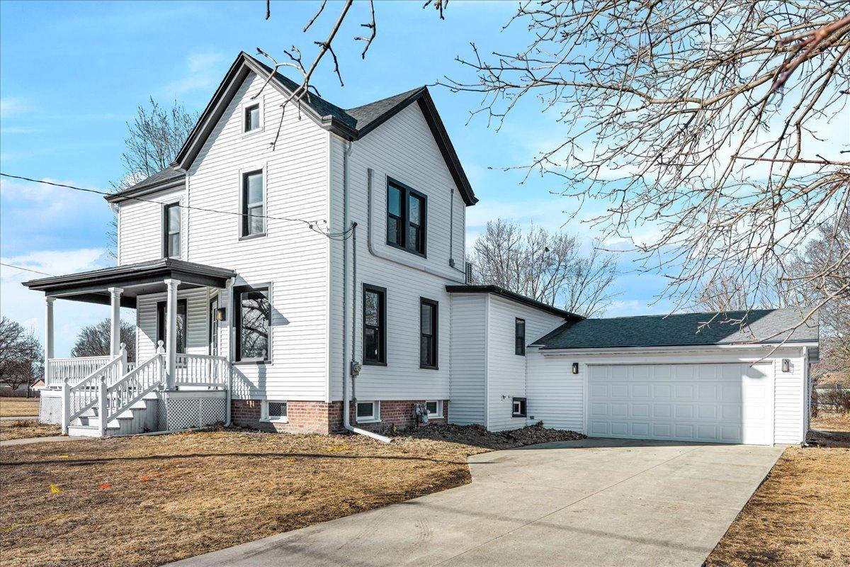 11 E 3rd St., El Paso, IL 61738