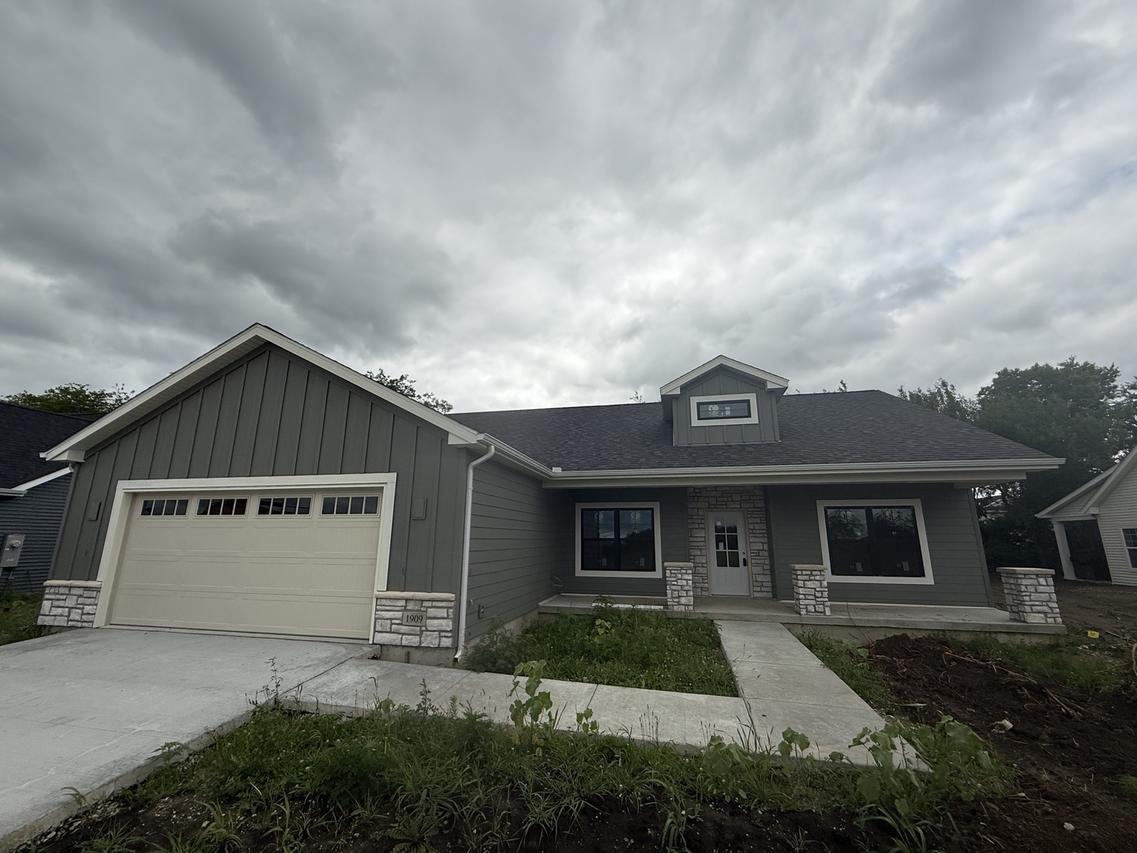 1909 S Stone Creek Blvd., Urbana, IL 61802