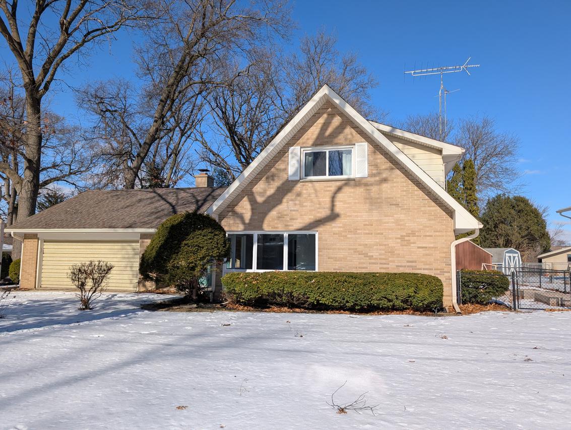 2032 W Laurel St., Freeport, IL 61032