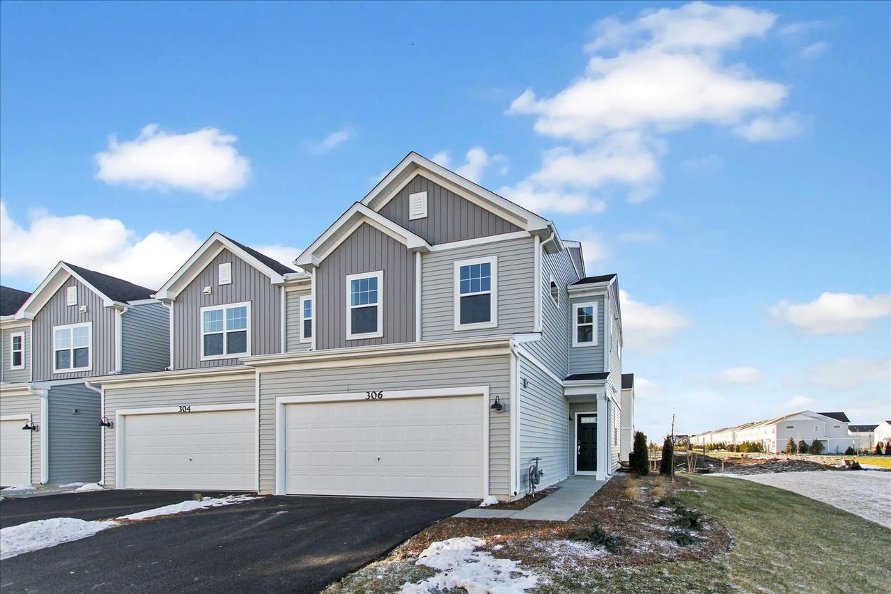 306 Kingsport Dr., South Elgin, IL 60177