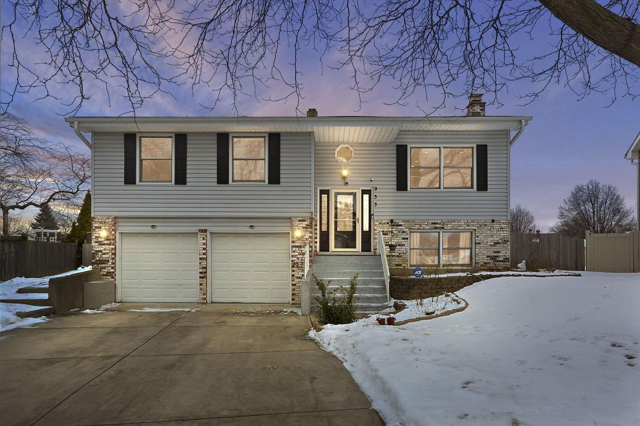 933 Columbia Ct., Carol Stream, IL 60188