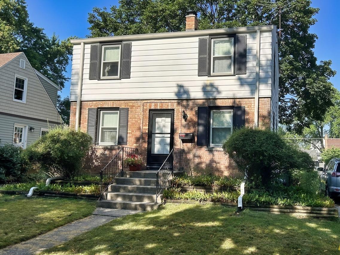 956 S Hillside Ave., Elmhurst, IL 60126