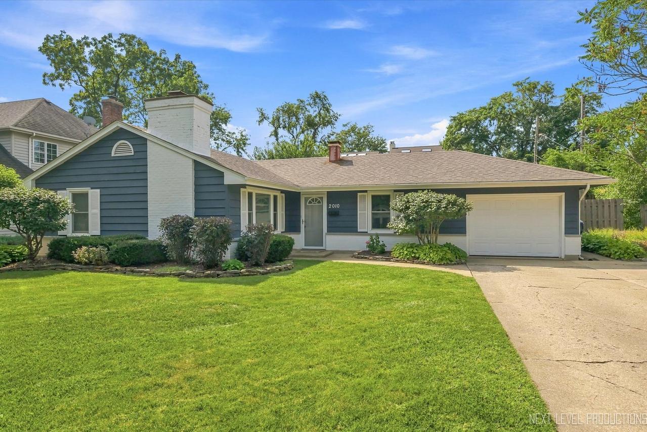 2010 Paddock Ln., Wheaton, IL 60187