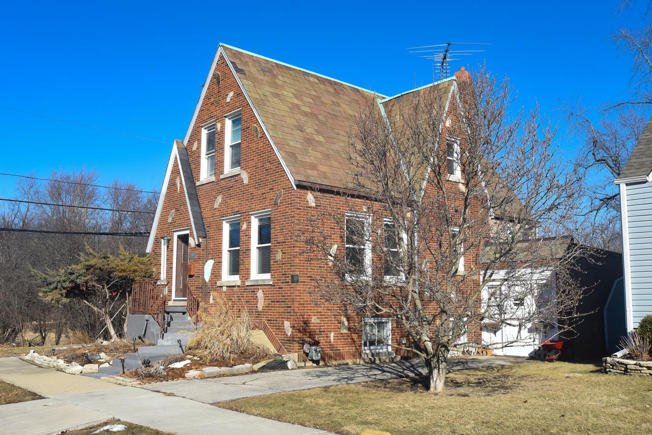 3901 Custer Ave., Lyons, IL 60534