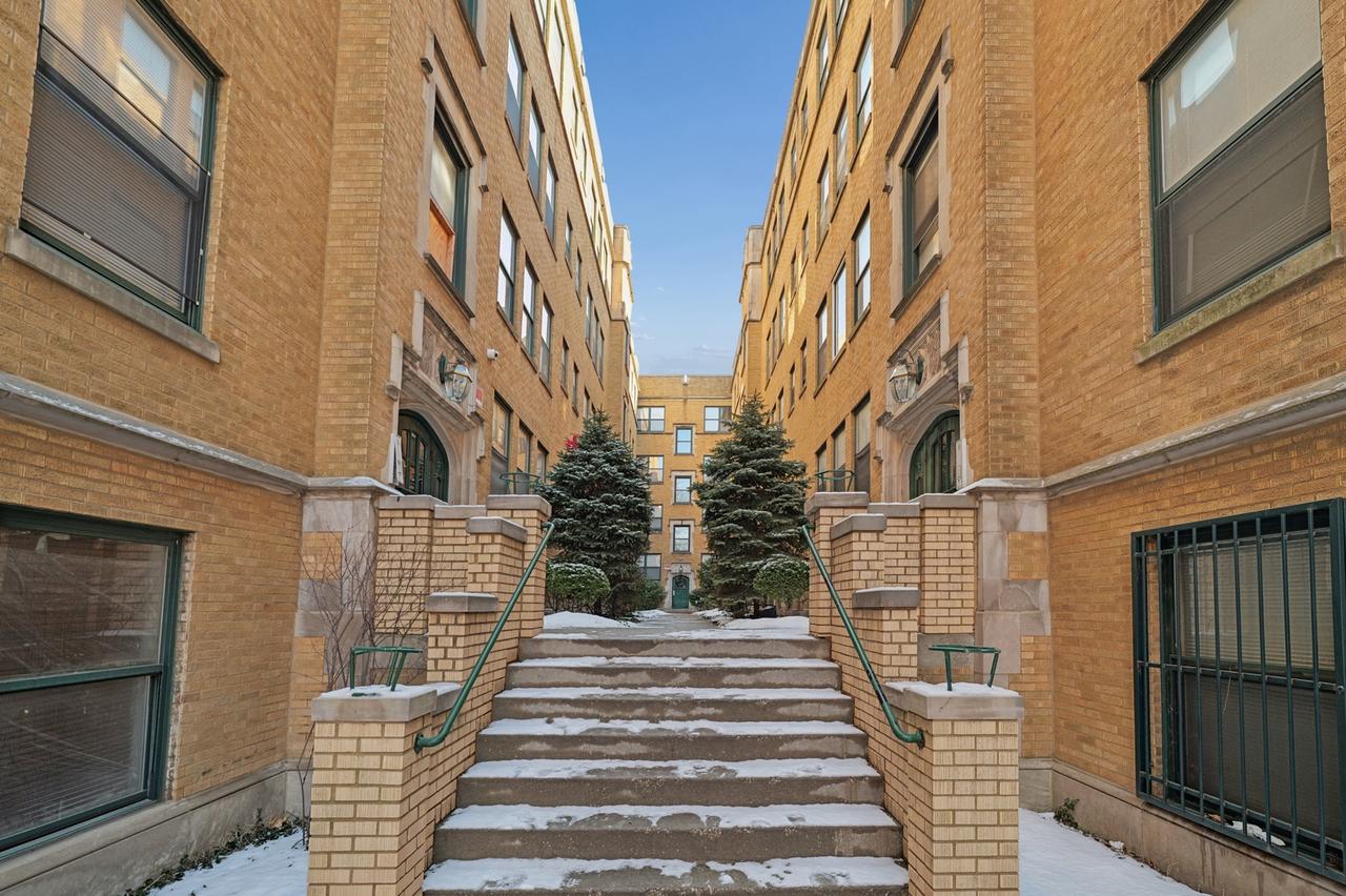 7209 S Yates Blvd. #2B, Chicago, IL 60649
