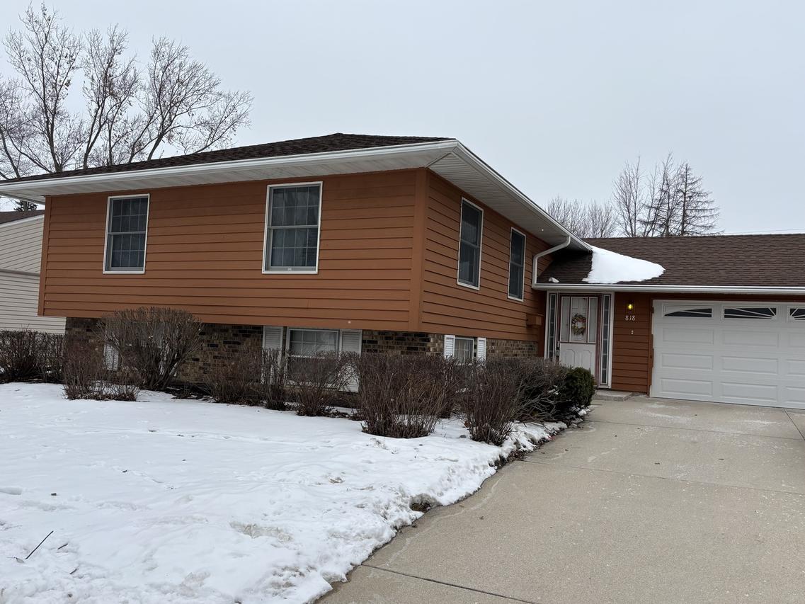 818 Lacy Ave., Streamwood, IL 60107