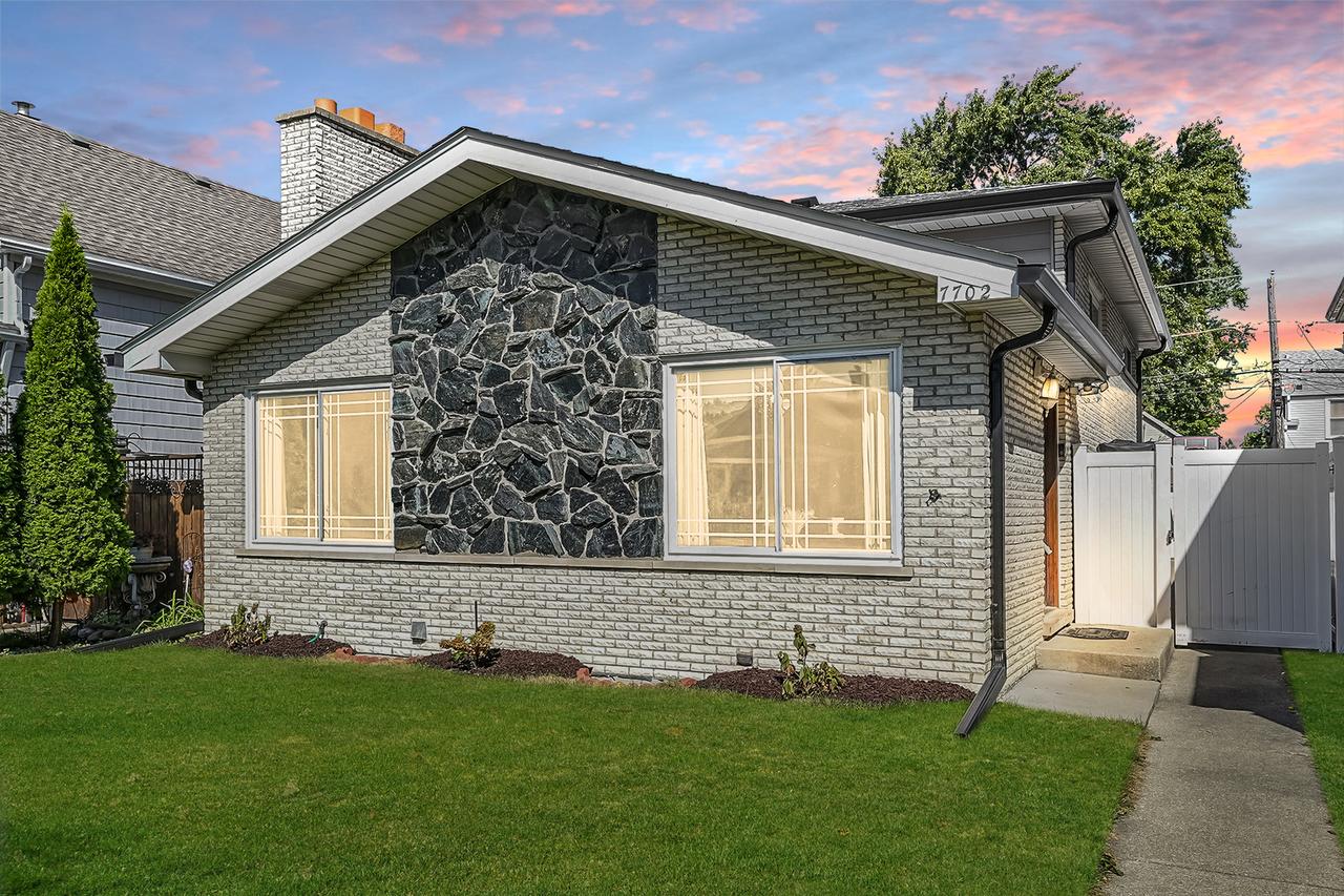 7702 W 66th St., Bedford Park, IL 60501