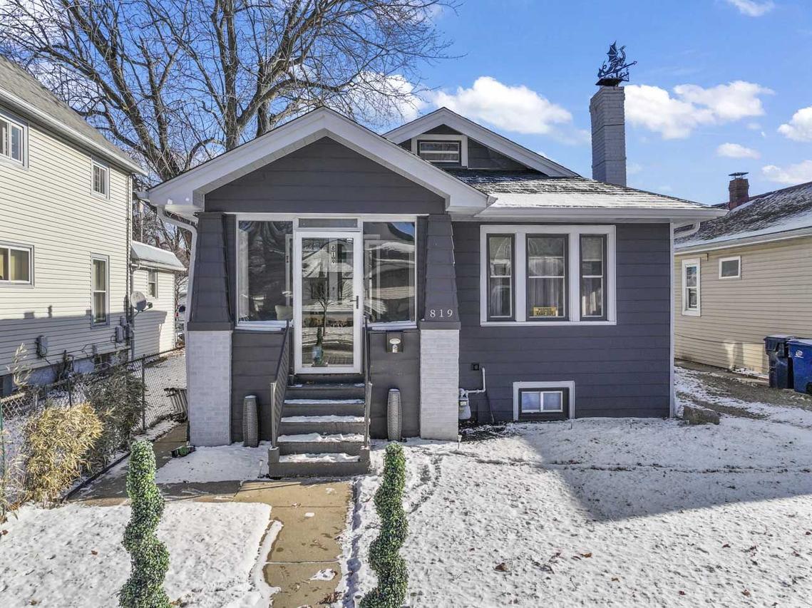 819 N Ash St., Waukegan, IL 60085