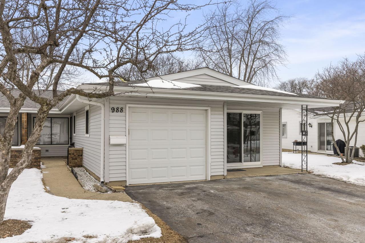 988 Chelsea Ln., Schaumburg, IL 60193