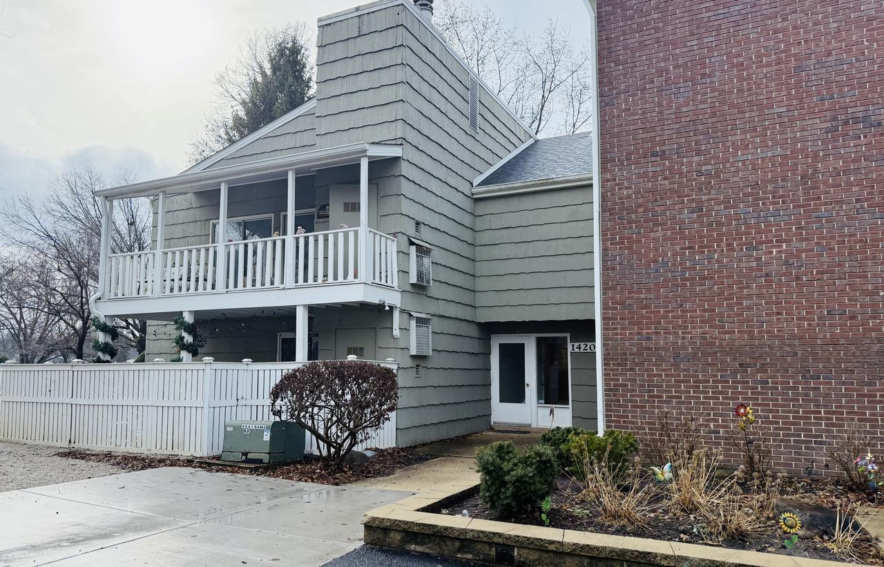 1420 Stonebridge Tr. #1-3, Wheaton, IL 60189