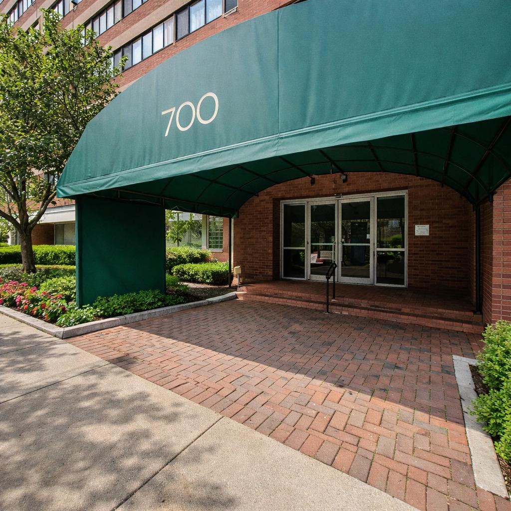 700 W Bittersweet Pl. #210, Chicago, IL 60613