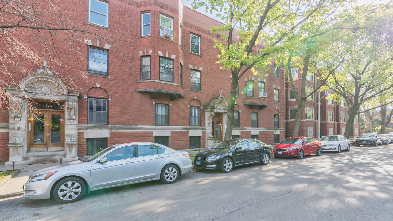 1327 E 52nd St. #302, Chicago, IL 60615