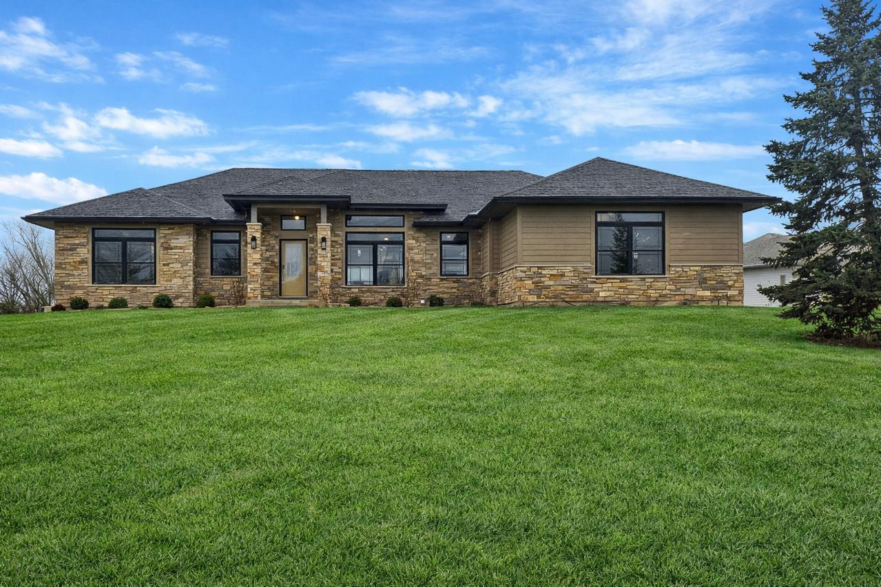 1979 Red Oak Ln., Spring Grove, IL 60081