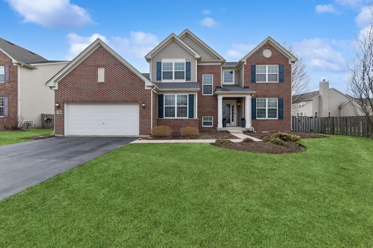 1709 Belcourt, Elgin, IL 60120