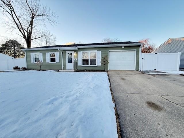 804 Hillside Dr., Streamwood, IL 60107